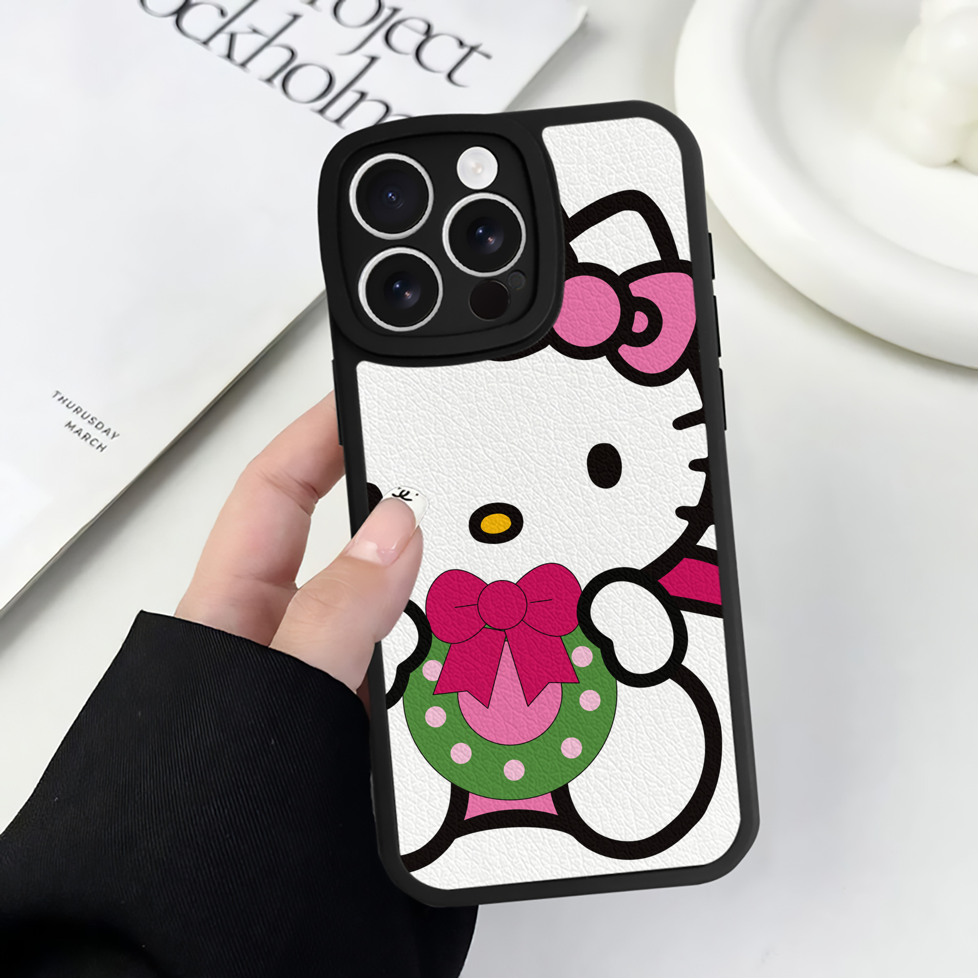 （画像用） Hello Kitty ハローキティ 【iPhone 16シリーズ対応】シリコンスマホケース（レザー調） 材質：シリコン